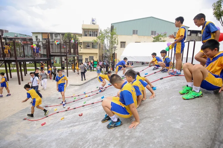 訪查結果，家長與小朋友最希望增設遮陽設備及新遊具。市府提供