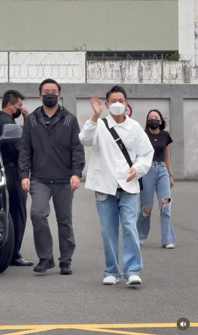 華仔今天離台，親民向機場送別粉絲打招呼。圖／翻攝Threads帳號I.am.falan