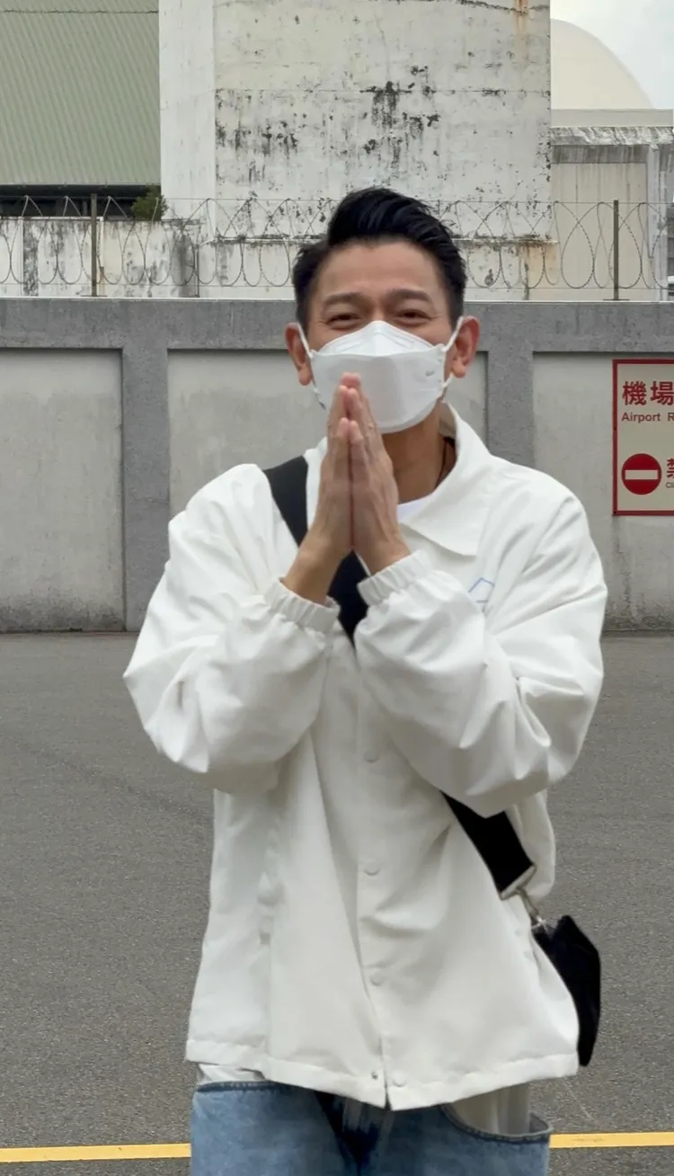 華仔雙手合十感謝粉絲送機。圖／翻攝Threads帳號I.am.falan