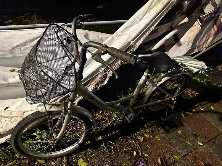 自行車嚴重變形。警方提供