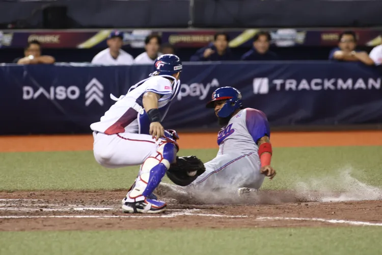 中華隊在本壘前漂亮觸殺。   彭欣偉攝