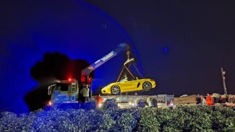 跑車後續由吊車拉起。民眾提供