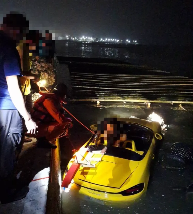 海巡人員趕到後以手邊器具將林男救上岸。民眾提供