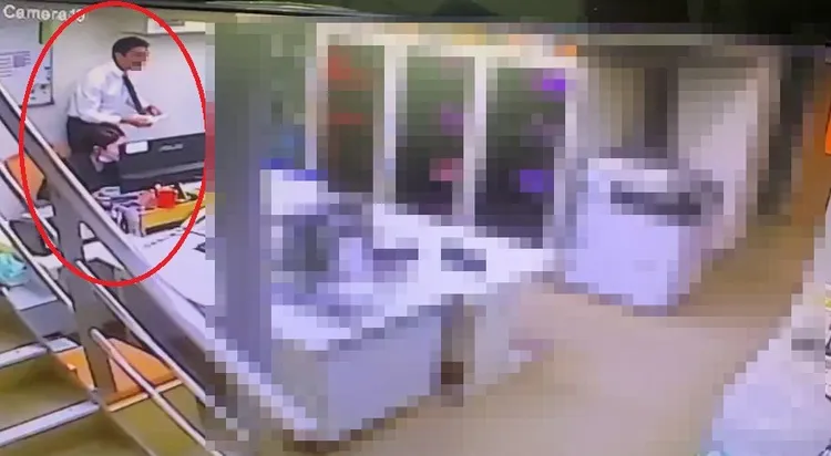 狼特助發現有其他員工關切，悻悻然要離開被害女身邊，但仍帶著不懷好意的微笑。翻攝畫面