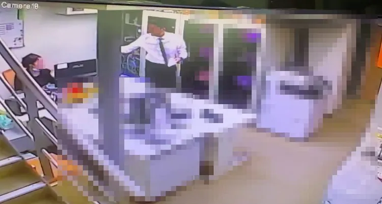 狼特助性騷擾後離去，不但回頭望還笑著離開，讓被害人覺得很噁心。翻攝畫面
