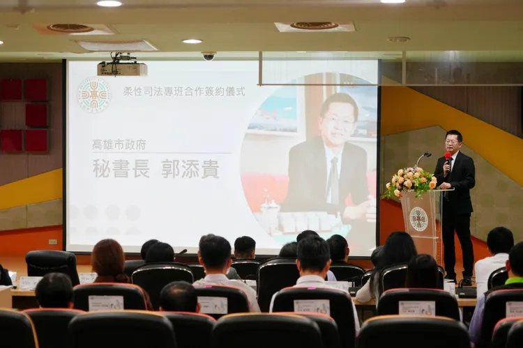 高雄市政府秘書長郭添貴柔性司法專班設計50學分的課程，展現教育翻轉的力量。空大提供