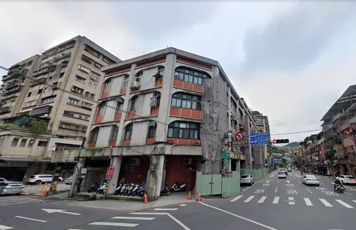 處理糾紛案遇襲...年輕男警突遭「摸鳥」　基隆68歲阿姨下場慘了