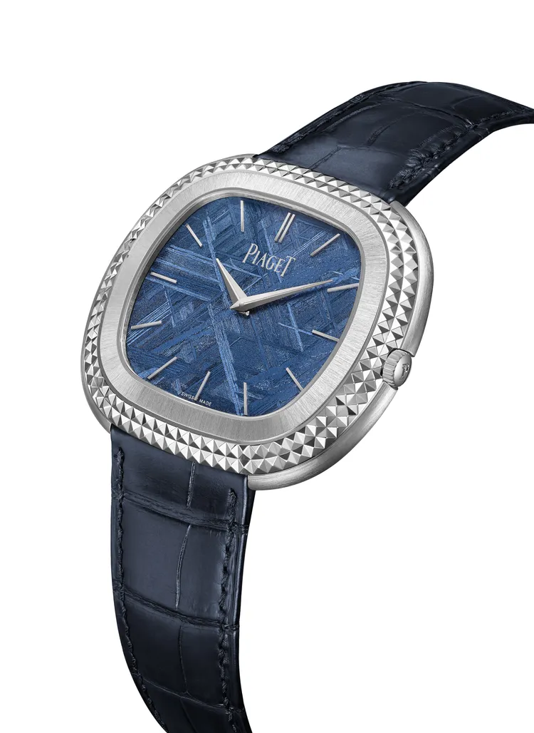 PIAGET Andy Warhol系列18K白金巴黎釘紋藍色隕石面盤自動上鍊腕錶，45mm，18K白金錶殼，藍色隕石表面，深藍色鱷魚皮錶帶，自製501P1自動上鍊機芯，動力儲存40小時，防水深度30米，價格店洽。品牌提供