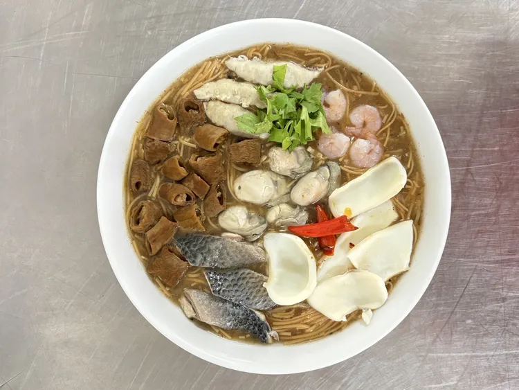 在地老味「何記腸仔麵線」也首次以市集攤位形式亮相。觀光局提供