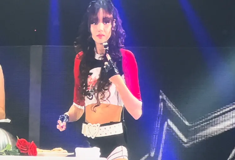 Lisa品嘗起司蔥抓餅，大讚每天早餐都可以吃。讀者提供