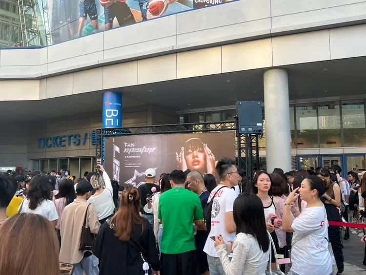 高雄巨蛋外設有Lisa的看板，擠滿粉絲搶拍。陳薇安攝