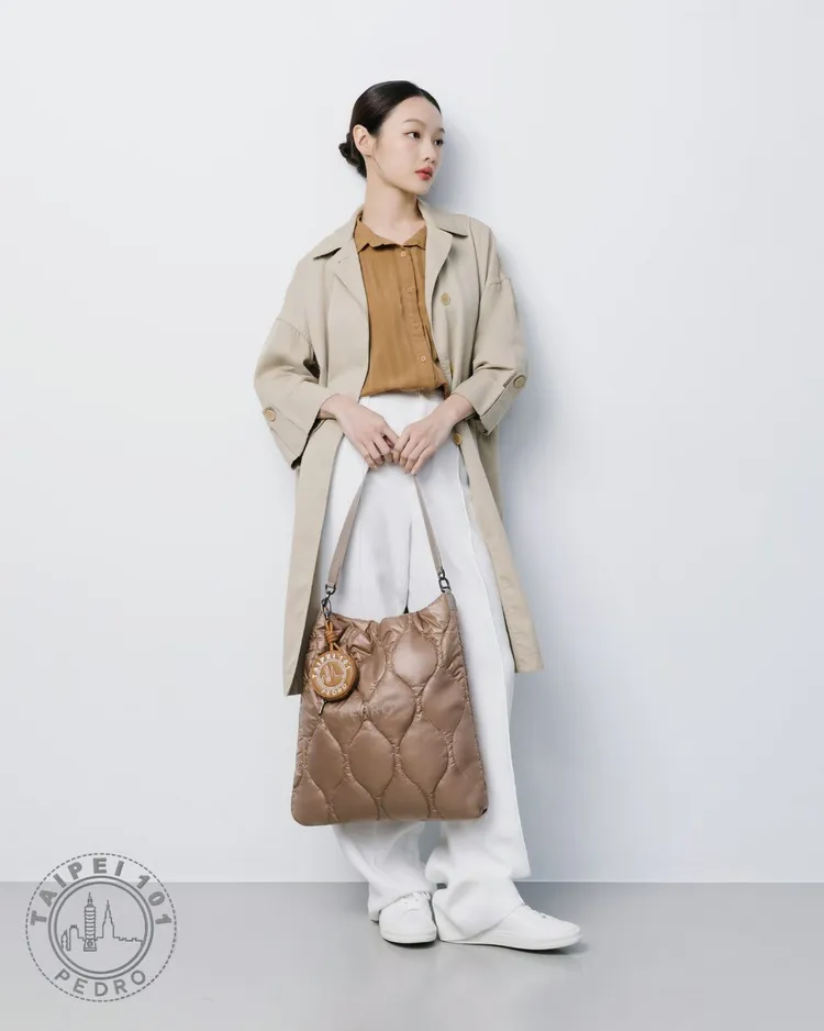 限定托特包搭配大容量設計，時髦又實用。品牌提供