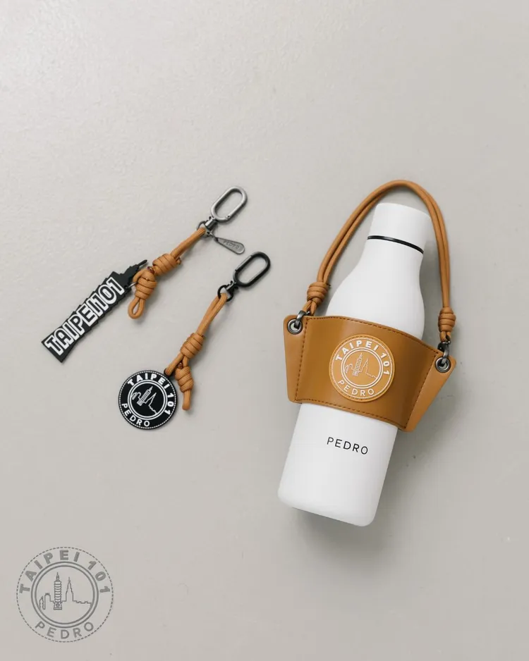 限定系列也端出了2款吊飾以及飲料提袋。品牌提供