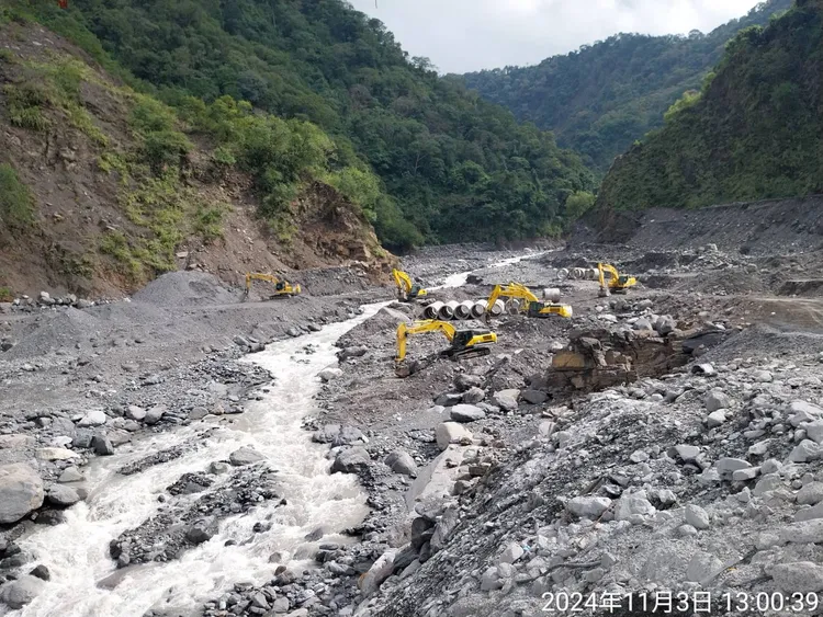 台20線明霸克露橋路段鋼便橋及河床便道流失，養護單位全力搶修，3日下午3點首次開放通行。公路局提供