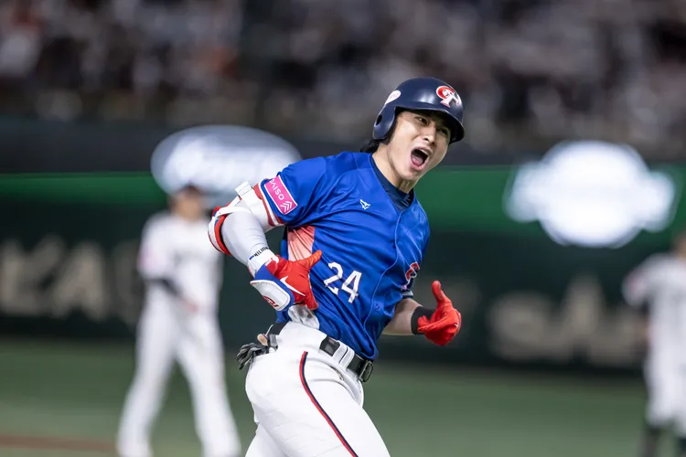 陳傑憲擊出驚天3分砲，幫助中華隊取得勝利，跑壘過程中「狂比手勢」。棒協提供