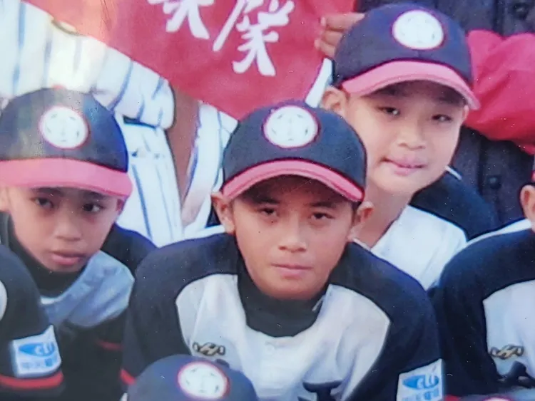 陳傑憲小學打球時照片。中正國小提供