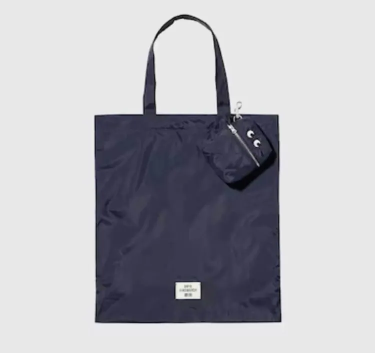 UNIQLO x ANYA HINDMARCH 的「69 NAVY」聯名手提袋會褪色。翻攝自GourmetBiz