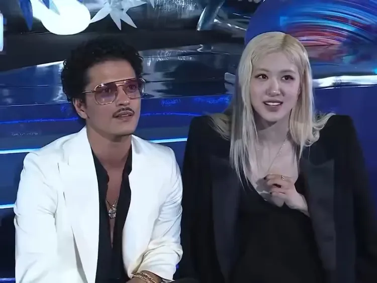 火星人布魯諾（左）跟著坐在場邊歌手席等候，罕見畫面引起網友嘖嘖稱奇。翻攝Mnet