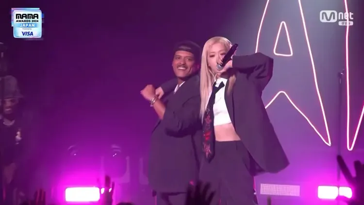 ROSÉ（右）、火星人布魯諾首度公開表演《APT.》，全場陷入瘋狂。翻攝Mnet