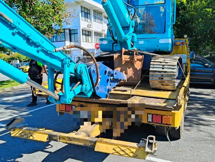 肇禍的大貨車及怪手。民眾提供