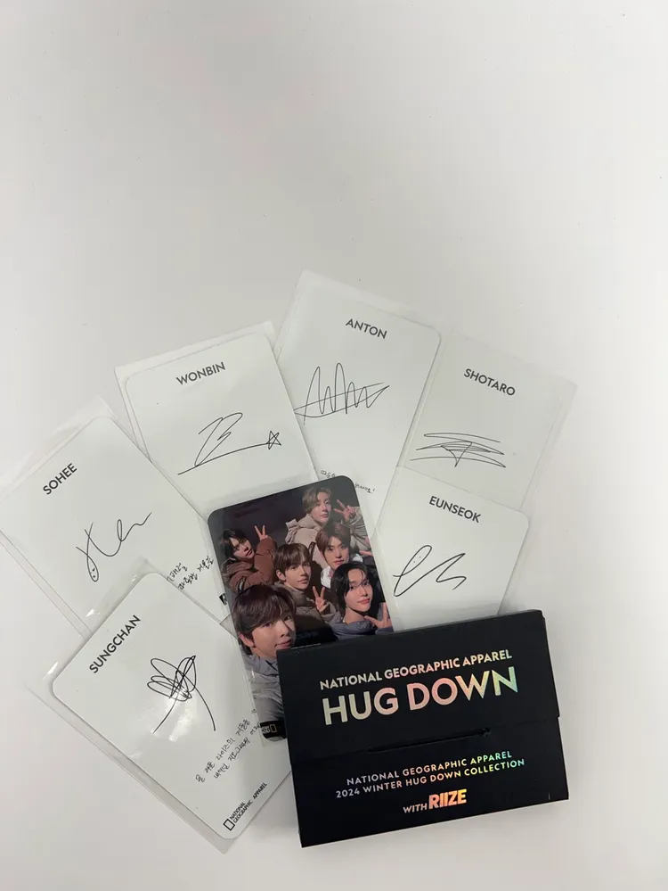 國家地理端出RIIZE簽名小卡套組。品牌提供