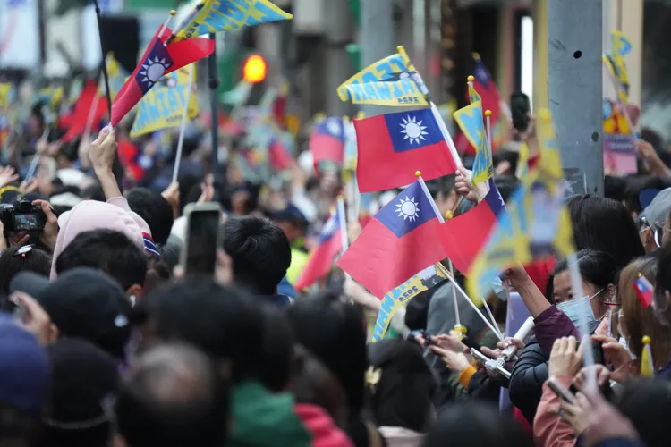 台灣棒球英雄遊行，大批民眾揮舞國旗夾道歡迎。彭欣偉攝影