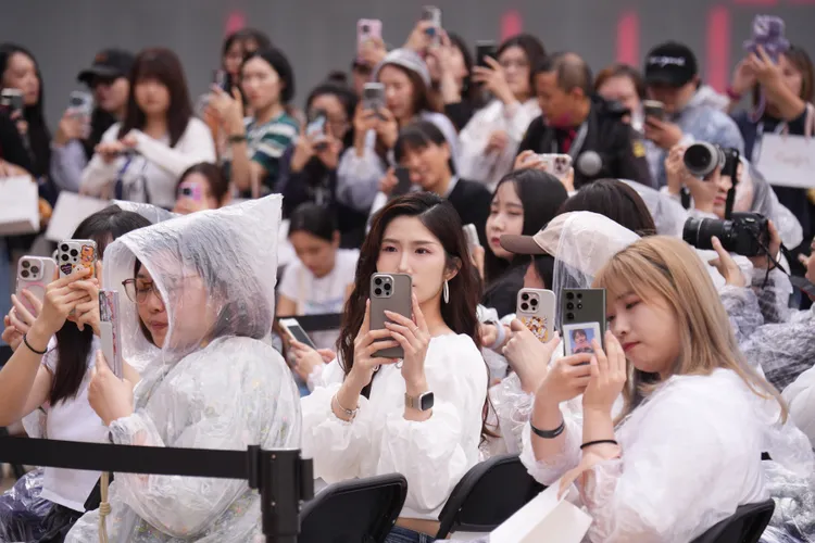 現場有200名粉絲冒雨等待偶像。彭欣偉攝
