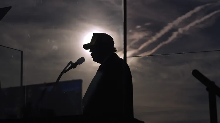 暗黑版川普揚言，「不接受敗選、不介意記者被槍殺」，令人憂心美國大選恐難平和落幕。美聯社