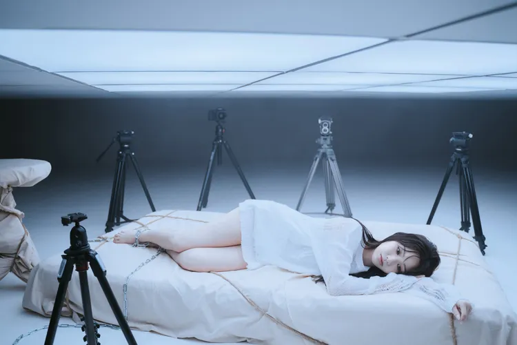 《黎明》MV以監視控制與被囚禁窺視兩面向呈現。陶山音樂提供