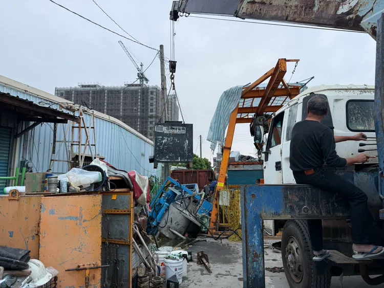 警消請吊車將機具吊起協助夏男脫困。民眾提供