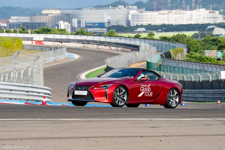 車主將有機會開著自己的愛車，於大鵬灣賽道上享受駕馭Lexus的快感，還有機會坐上由專業教練駕駛的旗艦跑車LC車款與全球限量僅500台的傳奇超跑LFA。業者提供