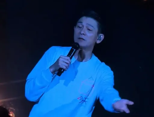 劉德華哭慘了！粉絲應援放大招　哽咽拭淚：我想看你們變老