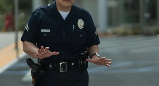 保全吃泡麵遭投訴味道重 他餓到晚上11點胃痛發昏「感覺好悲哀」