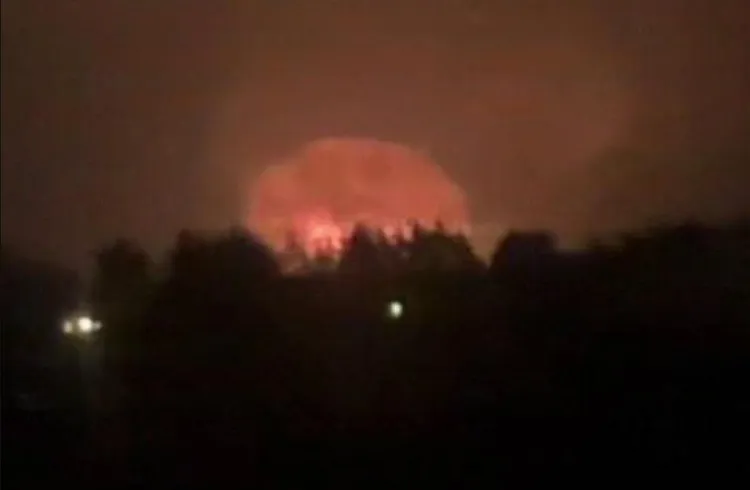 俄羅斯在布良斯克的軍械庫爆炸畫面。翻攝X@GRAU explosion