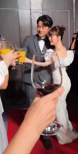 可青和老公與賓客舉杯。翻攝紀卜心IG