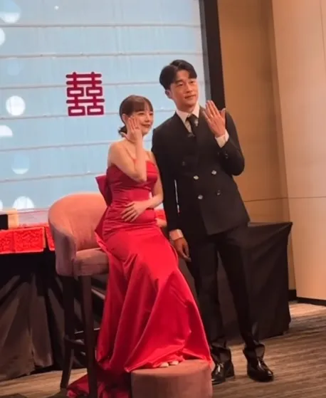 可青與老公一起秀戒指。翻攝徐凱希IG