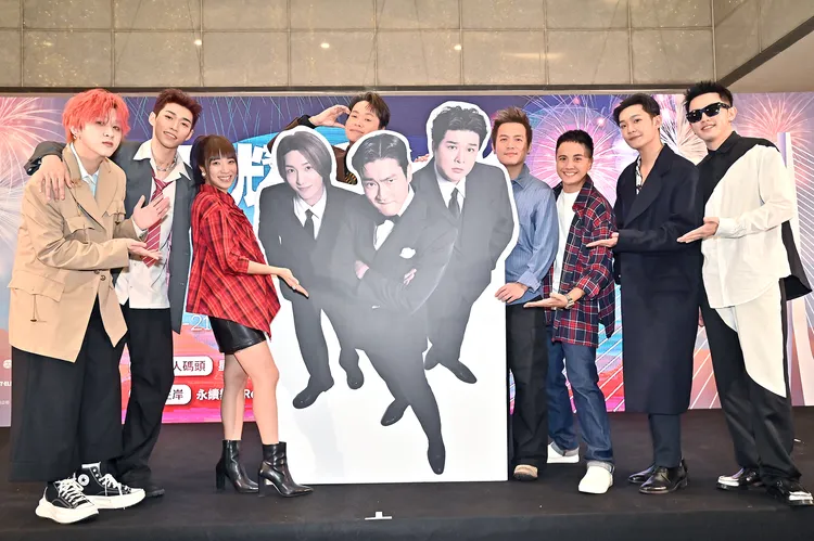 SJ-L.S.S. 今雖未到場，眾星拿著他們的人形立牌合影。