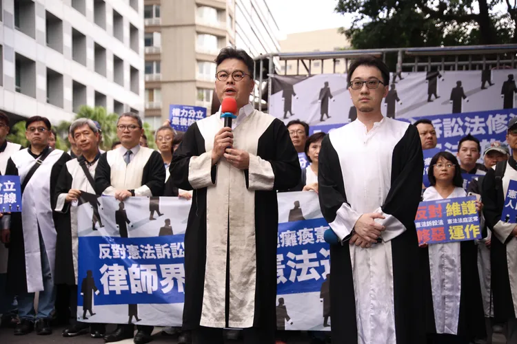 上百位穿著律師袍的律師，今天走上街抗議翁曉玲的憲法訴訟法修正案。記者 彭欣偉攝