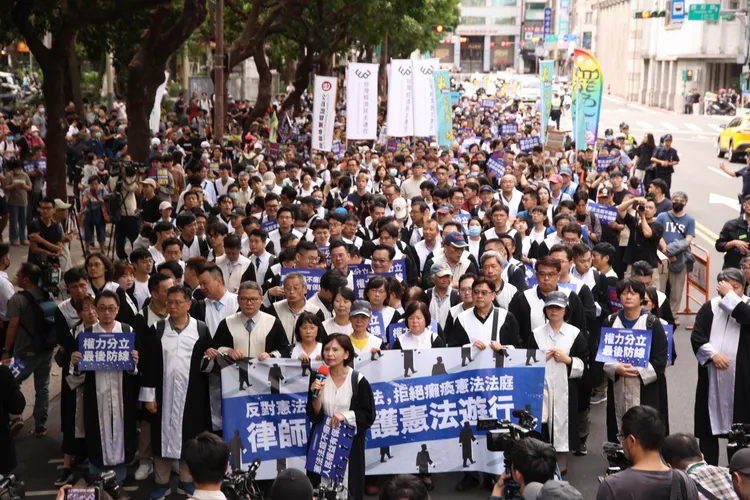 上百位穿著律師袍的律師，今天走上街抗議翁曉玲的憲法訴訟法修正案。記者 彭欣偉攝