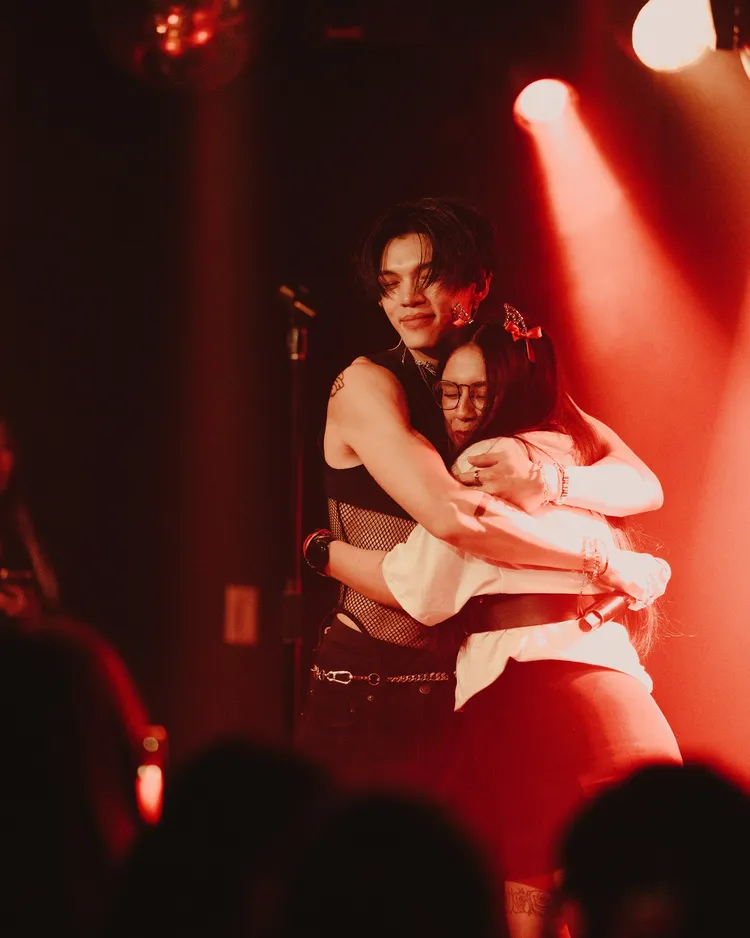 凱爾與女粉絲親密互動。The Kid Who Flew 翼有限公司提供