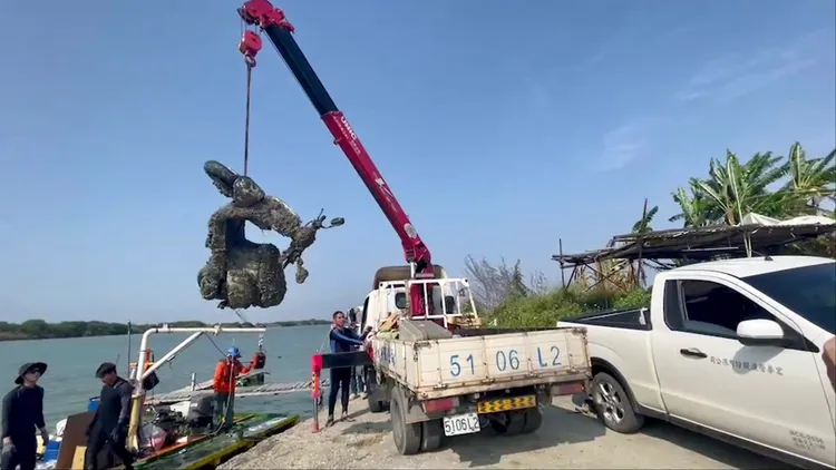 警方專案小組從曾文溪中打撈出槍手孔祥志犯案所騎乘的機車。讀者提供