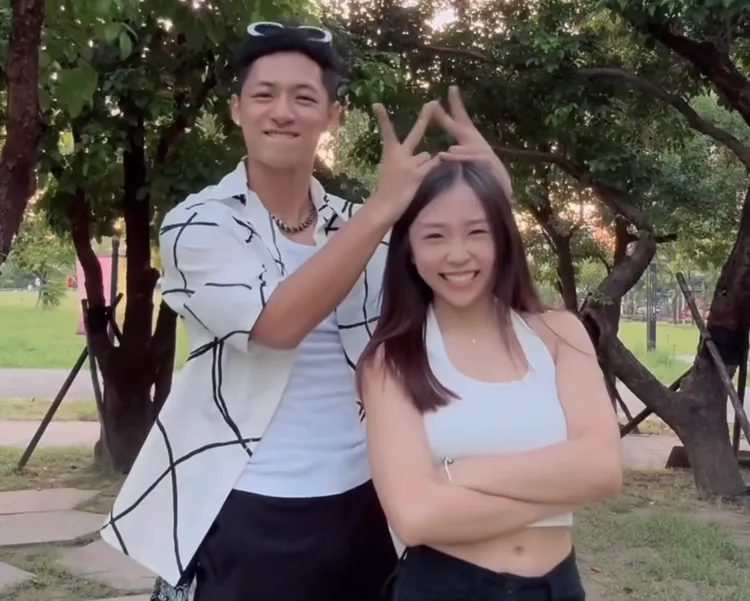 吳霏跟歌手女友一同拍片放閃。翻攝吳霏IG