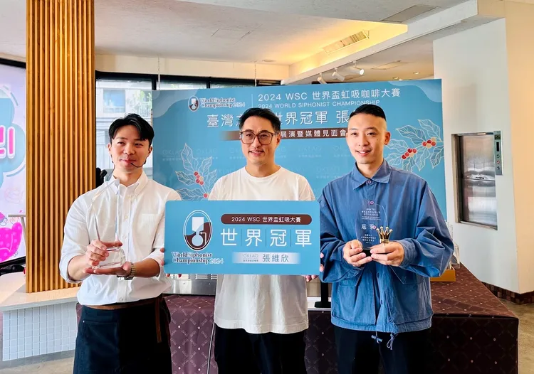 2024世界虹吸大賽冠軍張維欣（左），與歐客佬執行長王信鈞（中）及台灣區冠軍朱紹齊（右）。歐客佬提供