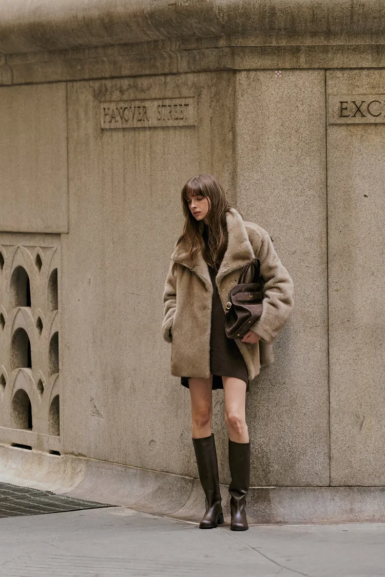 色調上大多選用黑、白、灰、藍、米替單品注入百搭的溫柔樣貌。品牌提供