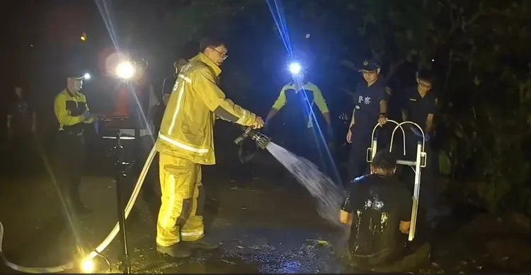 警消用清水協助陳男沖洗身體。翻攝照片