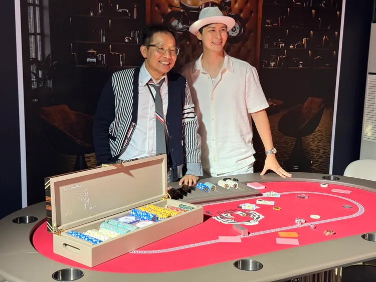 藝人嚴爵(右)與ULTRA RARE董事長陳福臺(左)合照。陳揚盛攝