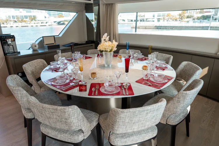 在Sanlorenzo SX88用餐區，高舉Baccarat酒器向海上豪奢生活致敬。業者提供