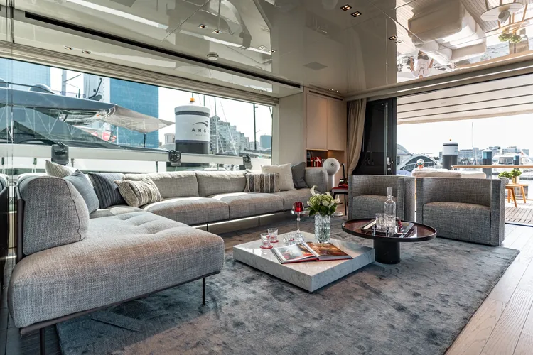 Sanlorenzo SX88 高級遊艇客廳區與Baccarat水晶擺件相得益彰。業者提供