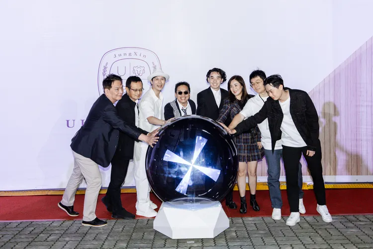 ULTRA RARE品牌發布會揭幕魔球燈光秀。業者提供