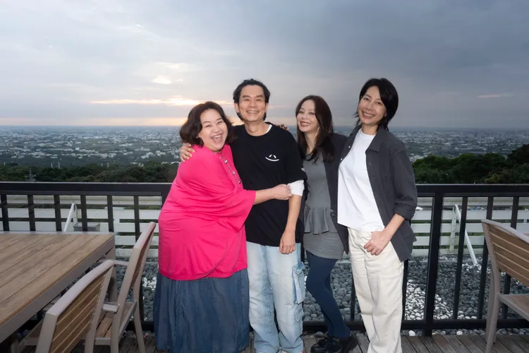 《拜六禮拜》媒體探班鍾欣凌（左起）、導演杜正哲、孫淑媚、丁寧開心合影。華視、公視台語台提供